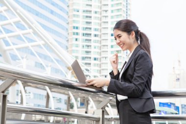 Mutlu genç iş kadını ile laptop çalışma urba ile açık