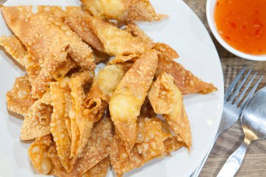 Derin kızarmış mantı veya beyaz çanak üzerinde hamur tatlısı