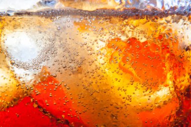 Makro görünümü bir kola soda cam buz ve condens damlacıkları