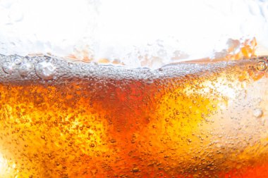 Makro görünümü bir kola soda cam buz ve condens damlacıkları