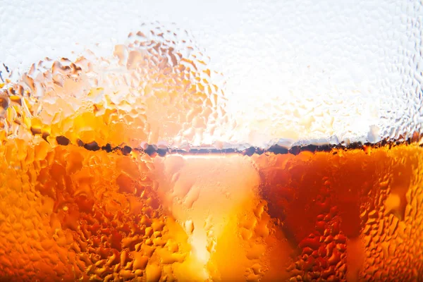 Zobacz makra szklanki sody cola z lodem i kropelki condens — Zdjęcie stockowe