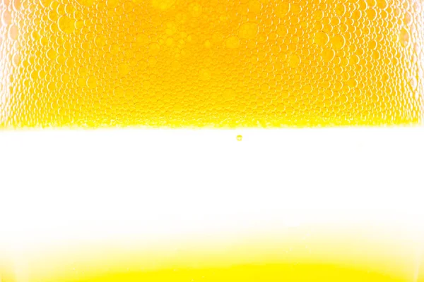 Фоновое пиво с пеной и пузырьками — стоковое фото