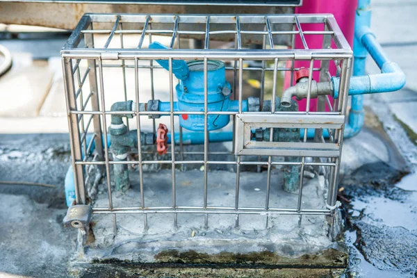 Medidores de água na gaiola — Fotografia de Stock