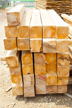 Kereste tik ahşap kare yığını. Tahta kazık 