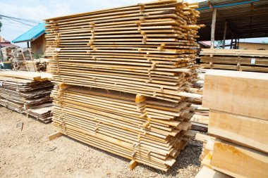 Kereste tik ahşap plakalar yığını. Tahta kazık 