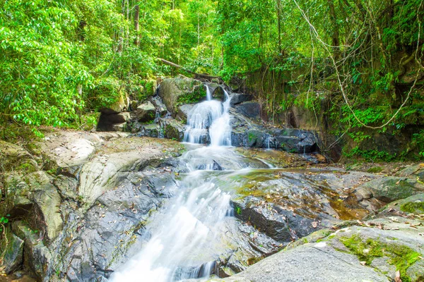 Ormanda, khao lak Phang Ton Chong SK tropik şelale — Stok fotoğraf