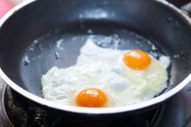 İkiz kızarmış yumurta tava üzerinde