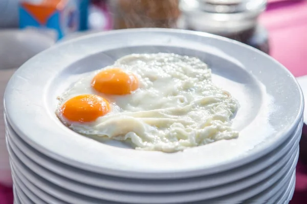 Два жареных яйца для здорового завтрака утром — стоковое фото