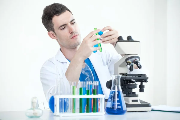 Junger Mann Labor Unter Dem Mikroskop Stockbild