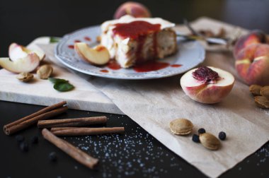 Reçel ve koyu ahşap bir masa üzerinde taze şeftali ile çok kolay