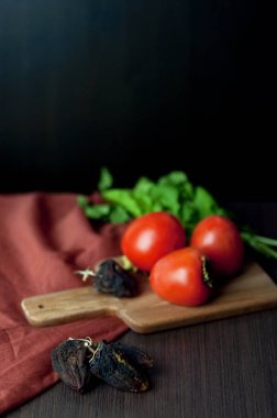 Taze ve kuru hurma masada