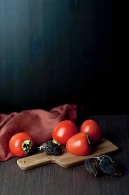 Taze ve kuru hurma masada