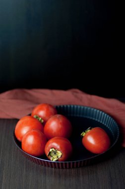 Taze ve kuru hurma masada