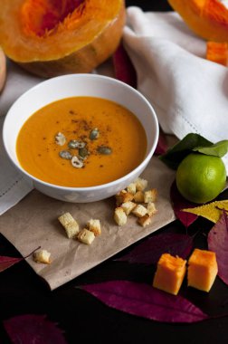 Krakerli balkabağı çorbası