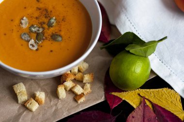 Krakerli balkabağı çorbası