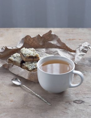 Fincan çay ve bir ahşap zemin üzerine reçelli kurabiye