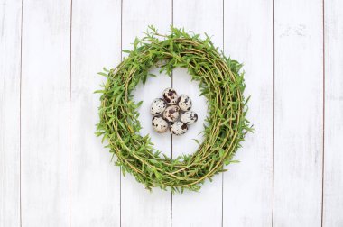 Bıldırcın yumurtası Beyaz ahşap zemin üzerinde bir yuvada bileşimi