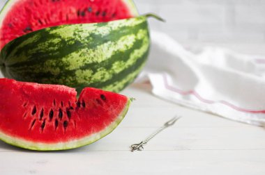 Karpuz hafif bir rustik ahşap arka plan üzerinde.