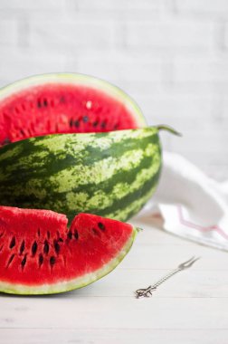 Karpuz hafif bir rustik ahşap arka plan üzerinde.