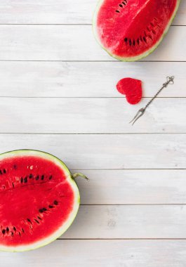 Karpuz üzerinde bir ışık rustik ahşap arka plan Üstten Görünüm.