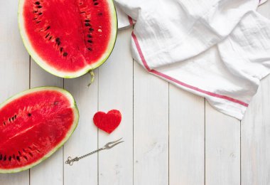 Karpuz üzerinde bir ışık rustik ahşap arka plan Üstten Görünüm.