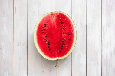 Karpuz üzerinde bir ışık rustik ahşap arka plan Üstten Görünüm.