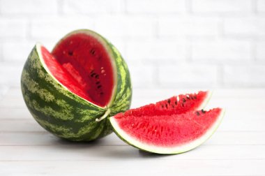 Karpuz hafif bir rustik ahşap arka plan üzerinde.