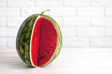 Karpuz hafif bir rustik ahşap arka plan üzerinde.