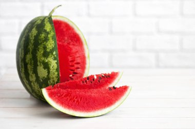 Karpuz hafif bir rustik ahşap arka plan üzerinde.