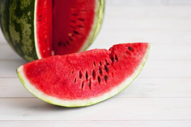 Karpuz hafif bir rustik ahşap arka plan üzerinde.