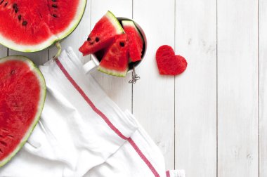 Yarım ve dilim karpuz ışık rustik ahşap arka plan tepesinde görüntülemek.