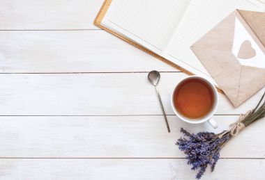 Bir fincan çay, lavanta, defter ve aşk mektubu Üstten Görünüm