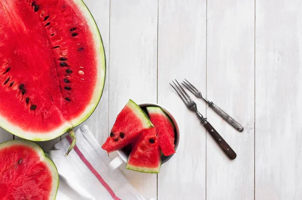 Karpuz üzerinde bir ışık rustik ahşap arka plan Üstten Görünüm.