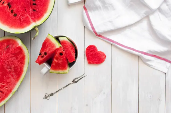 Karpuz üzerinde bir ışık rustik ahşap arka plan Üstten Görünüm.