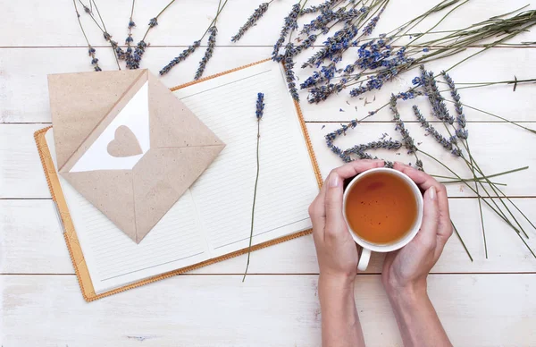 Bir fincan çay eller içinde