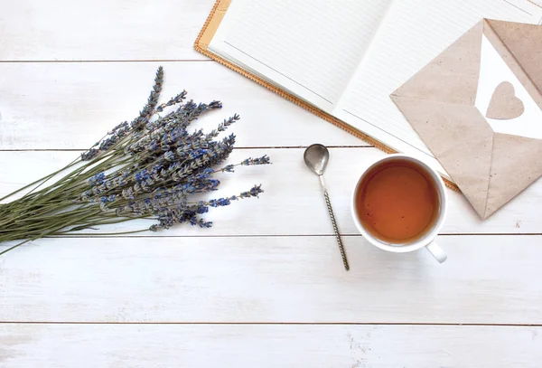 Bir fincan çay, lavanta, defter ve aşk mektubu Üstten Görünüm