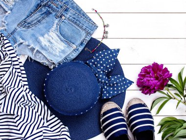 Kadın giyim ve aksesuar beyaz bir arka plan üzerinde plaj.