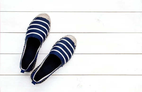 Zomer vrouwelijke schoenen blauwe espadrilles — Stockfoto