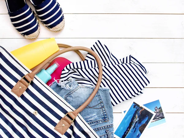 Beach kadın giyim ve çanta beyaz bir arka plan üzerinde.