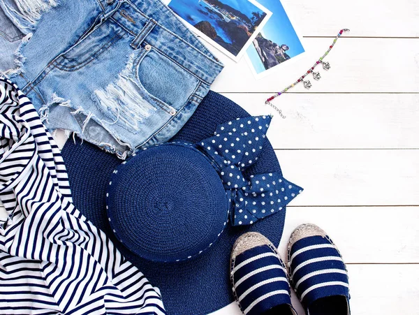 Kadın giyim ve aksesuar beyaz bir arka plan üzerinde plaj.