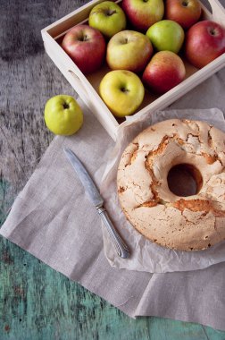 Ahşap arka plan üzerinde çay ile elmalı turta. Elmalı turta elmaları fincan çay çocuk oyuncağı ahşap arka plan lezzetli tatlı