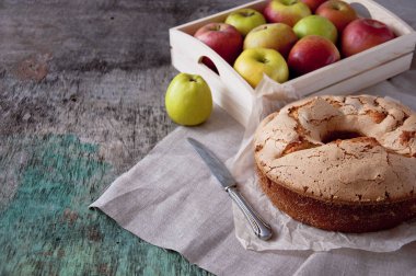 Ahşap arka plan üzerinde çay ile elmalı turta. Elmalı turta elmaları fincan çay çocuk oyuncağı ahşap arka plan lezzetli tatlı