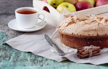 Ahşap arka plan üzerinde çay ile elmalı turta. Elmalı turta elmaları fincan çay çocuk oyuncağı ahşap arka plan lezzetli tatlı