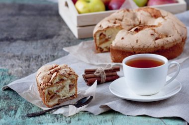 Ahşap arka plan üzerinde çay ile elmalı turta. Elmalı turta elmaları fincan çay çocuk oyuncağı ahşap arka plan lezzetli tatlı