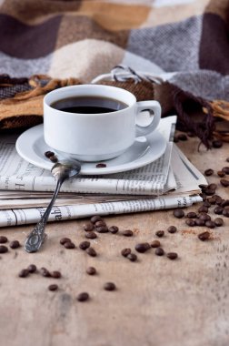 Kahve Kupası siyah kahve sıcak içecek tahıl Gazeteler ahşap arka plan Checkered ekose kalp sonbahar