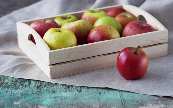 Manzanas Frescas Bandeja Sobre Fondo Madera Las Manzanas Son Rojas — Foto de Stock