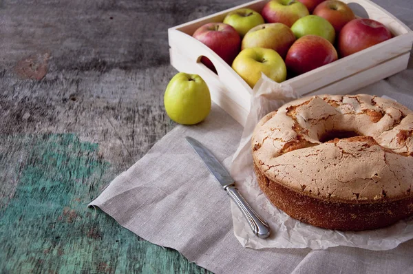 Ahşap arka plan üzerinde çay ile elmalı turta. Elmalı turta elmaları fincan çay çocuk oyuncağı ahşap arka plan lezzetli tatlı