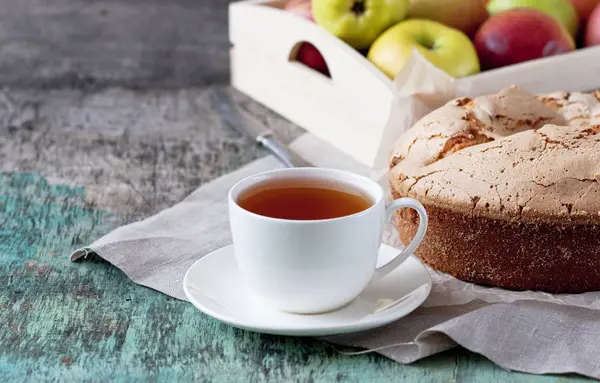 Ahşap arka plan üzerinde çay ile elmalı turta. Elmalı turta elmaları fincan çay çocuk oyuncağı ahşap arka plan lezzetli tatlı