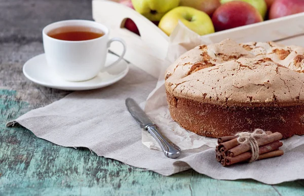 Ahşap arka plan üzerinde çay ile elmalı turta. Elmalı turta elmaları fincan çay çocuk oyuncağı ahşap arka plan lezzetli tatlı