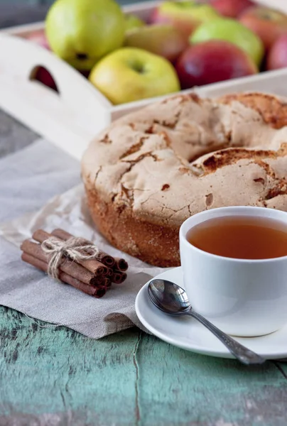 Ahşap arka plan üzerinde çay ile elmalı turta. Elmalı turta elmaları fincan çay çocuk oyuncağı ahşap arka plan lezzetli tatlı